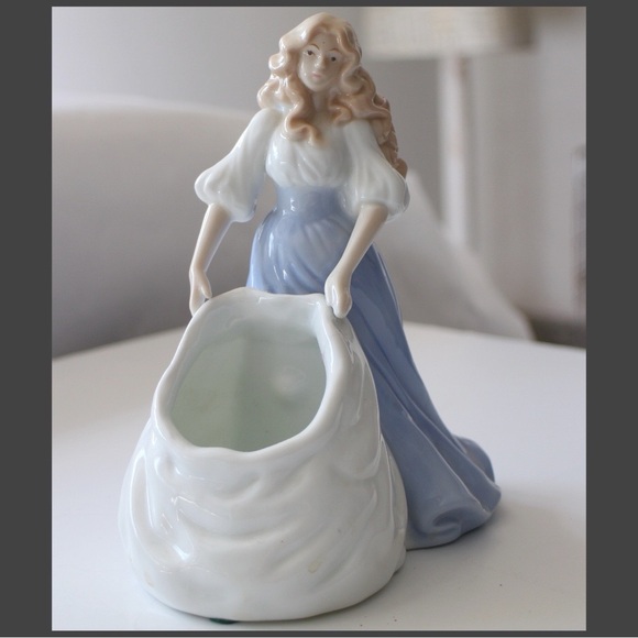charming porcelain maiden figurine holding bag - Picture 6 of 8